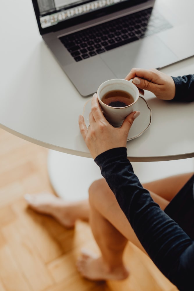 mujer tomando cafe ese cafe